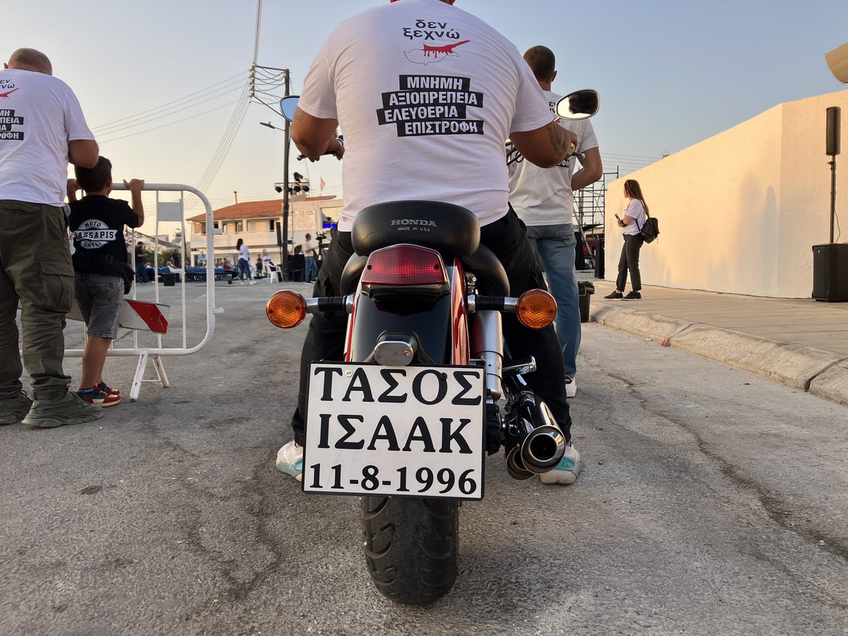 mistavri's tweet photo. «Τότε ἐσήκωνες τὸ βλέμμα μὲς στὰ κλάιματα θολό, καὶ εἰς τὸ ροῦχο σου ἔσταζ’ αἷμα, πλῆθος αἷμα ἑλληνικό». https://t.co/BXNzUENf1u