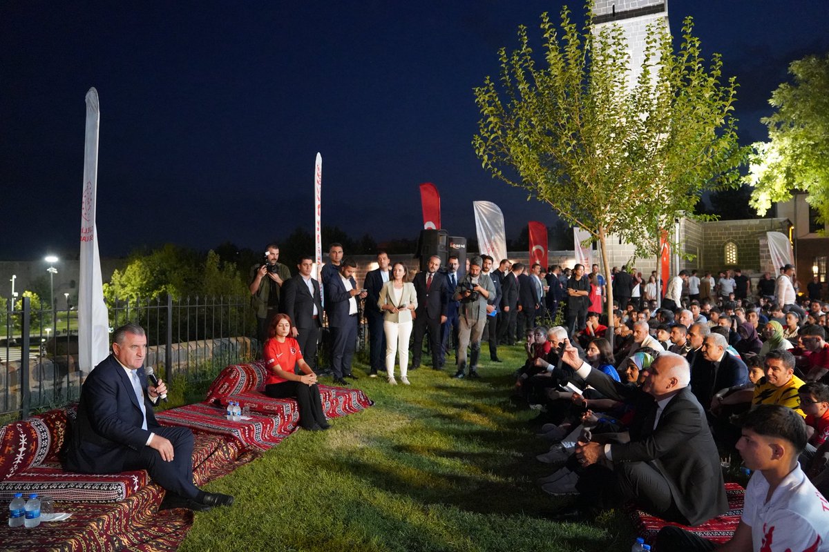 Gençlik ve Spor Bakanımız Sayın Osman Aşkın Bak, bugün ilimizde gençlerimizle buluşarak samimi ve keyifli bir sohbet gerçekleştirdi! 🎉
Kendilerini ağırlamaktan büyük bir onur duyduk. 🙏
Bu anlamlı ziyaretleri için teşekkür ediyor, ilimize tekrar hoş geldiniz diyoruz! 💙✨