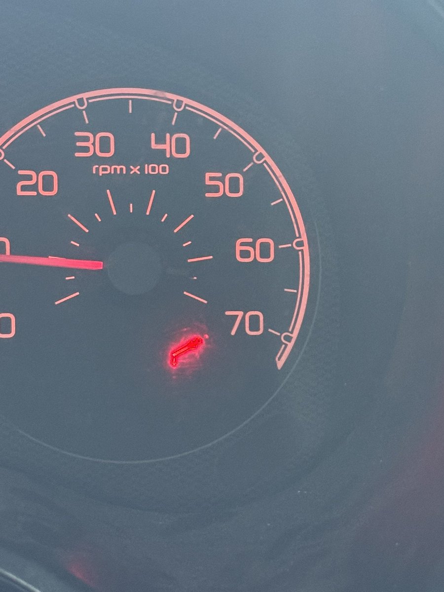 Emniyet kemerinin üzerinde yanan kırmızı uyarının anlamı tam olarak nedir , 2013 1.6 motor fiat Doblo . 1 fotoğrafı yakınlaştırıp bakarsanız daha net görebilirsiniz