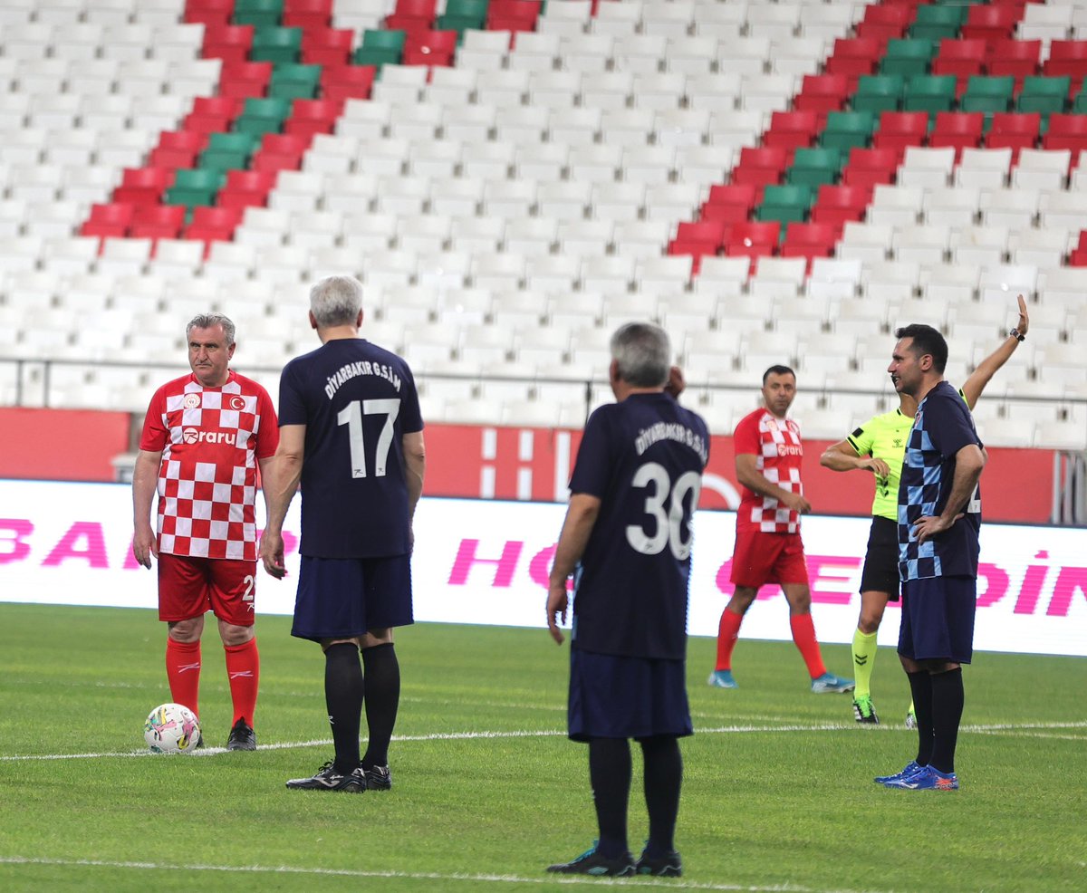 ⚽ Gençlik ve Spor Bakanı Osman Aşkın Bak, Diyarbakır’da düzenlenen Şöhretler Maçında sahaya çıkarak futbol heyecanına ortak oldu! 🎉