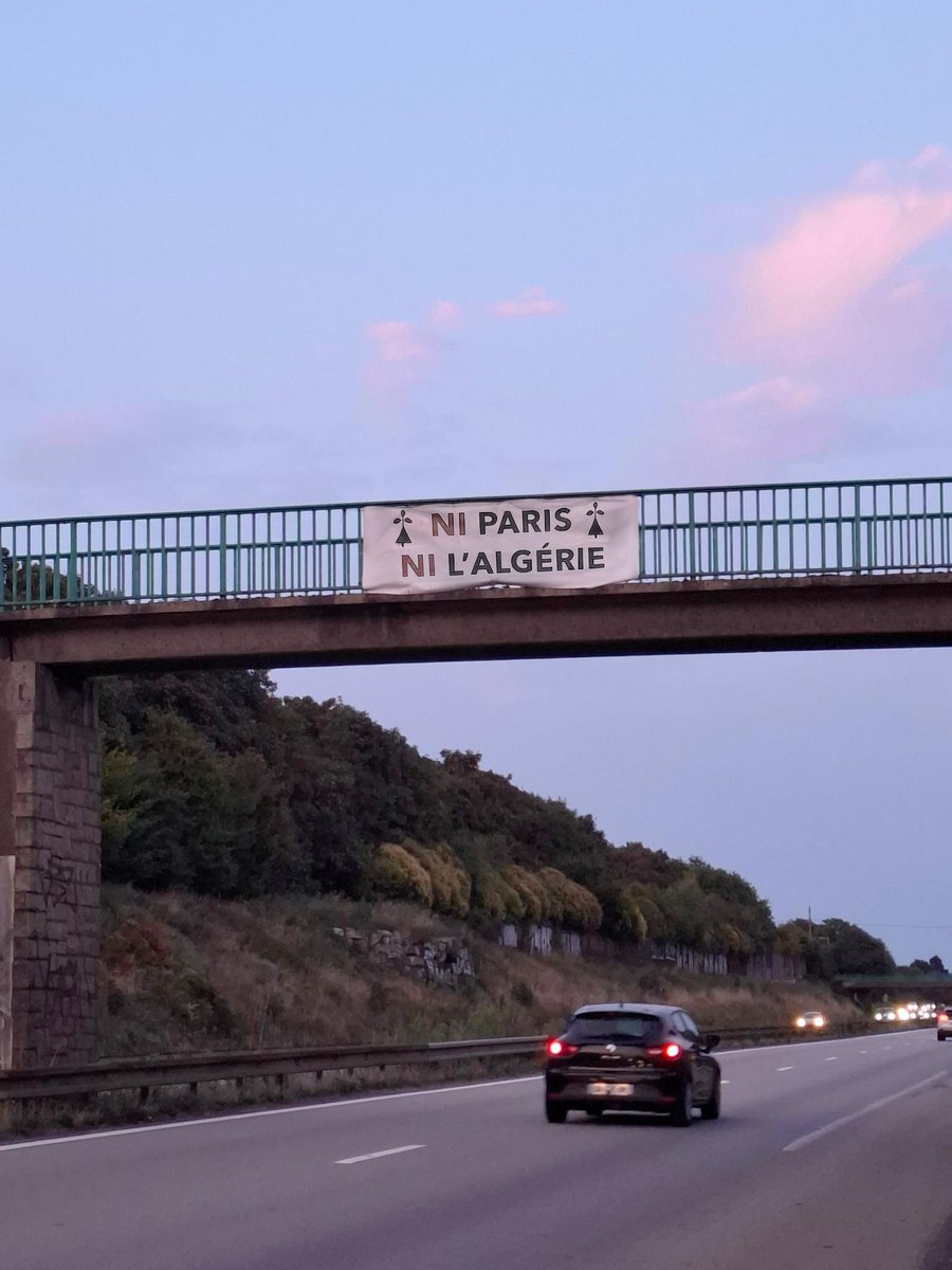 [ACTION]

📌 Hier soir, An Tour-Tan a adressé un message aux automobilistes locaux et de passage sur le périphérique vannetais : NI PARIS, NI L’ALGÉRIE, ici c’est la Bretagne !

Stop à la submersion migratoire. Stop au centralisme parisien.

Toujours en place cet après-midi.
