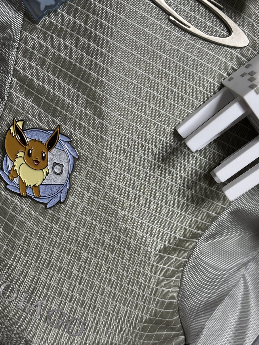 33k8mi's tweet image. 저의뜨아거뱃지가사라졋어요……..
오른쪽 사진처럼 생긴건데 혹시라도 어디선가 발견된다면 챙겨주시묜 감사하겟슴니다,, 선물 받은 소중한 뱃지인데 😭😭😭