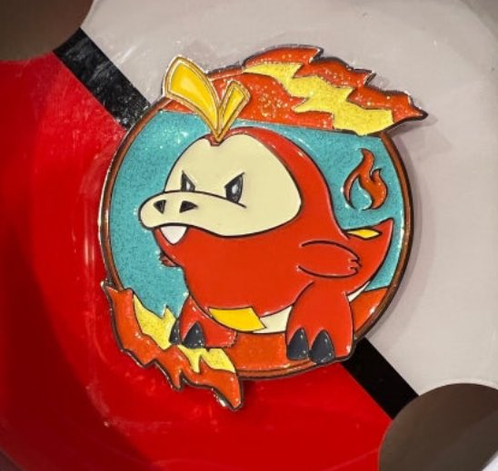 33k8mi's tweet image. 저의뜨아거뱃지가사라졋어요……..
오른쪽 사진처럼 생긴건데 혹시라도 어디선가 발견된다면 챙겨주시묜 감사하겟슴니다,, 선물 받은 소중한 뱃지인데 😭😭😭