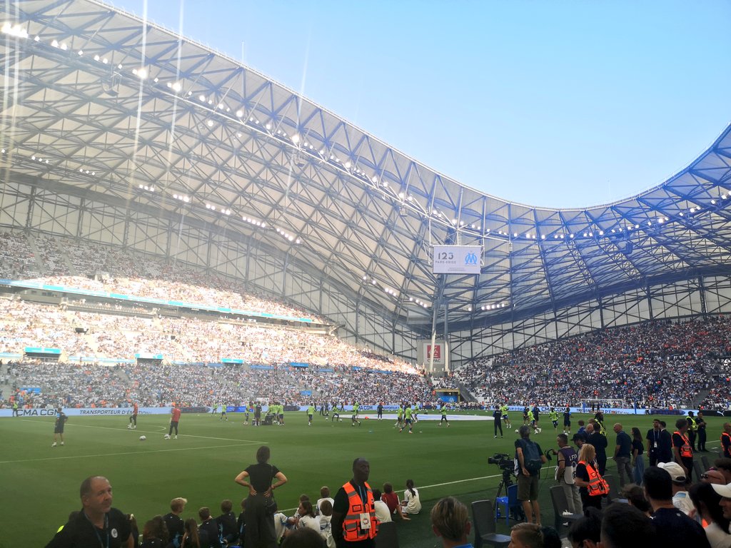 📍 Sur zone #OMAVFC 🇬🇧 
Allez l'OM !! 🔵⚪ #TeamOM 
Bonne soirée à toutes et à tous !