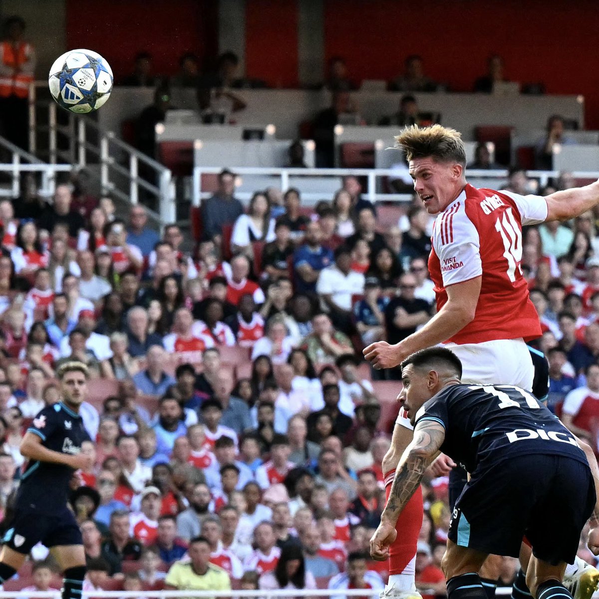❤️🤍🥶 Gyökeres mask has landed at Emirates Stadium… beautiful header with assist by Martin Zubimendi.