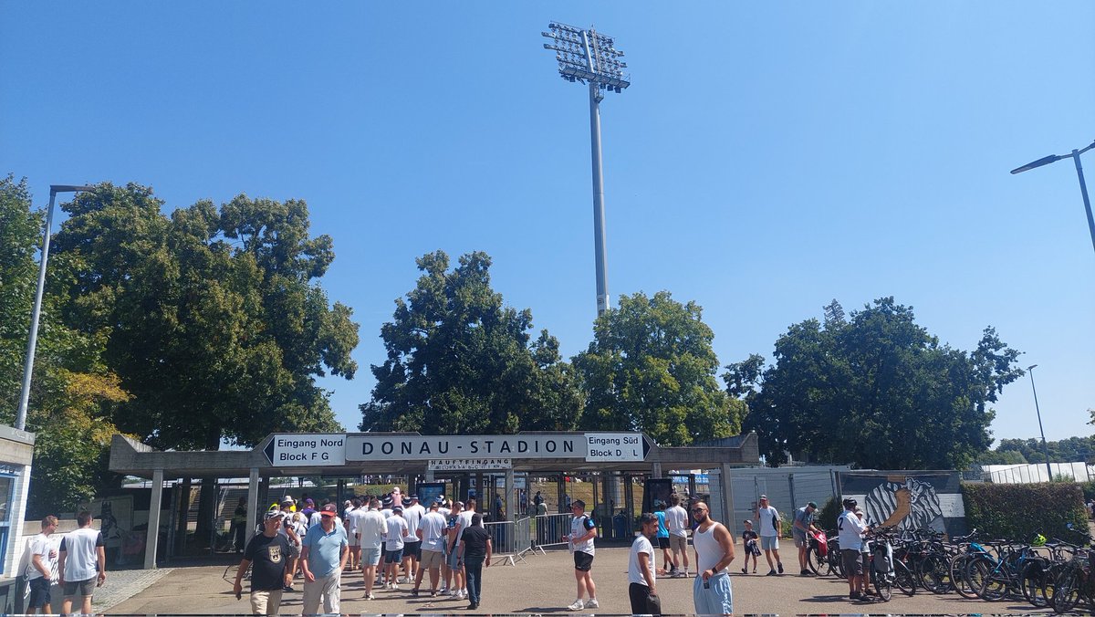 Laatste wedstrijd van de vakantie. SSV Ulm - Erzgebirge Aue. 3. Liga. Heerlijk typisch oud-Duits stadion. Met staantribunes, atletiekbaan en vol in de brandende zon. Bijna 10000 mensen zagen Ulm met 1-0 winnen bij de terugkeer in de 3. Liga na één jaar 2. BL. Dikke aanrader!