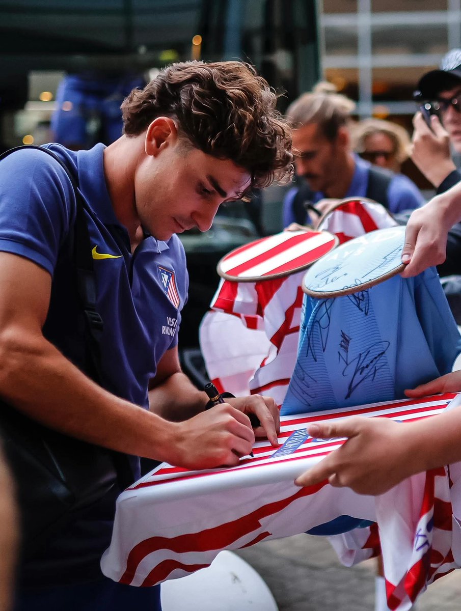 Atencíón. No nos emocionemos ahorra porque nos digan que tenemos plantilla para lucharlo todo. Que les conozco a los vendedores de crecepelo. La cosa ha estado bien, a veces bastante bien pero ya está.