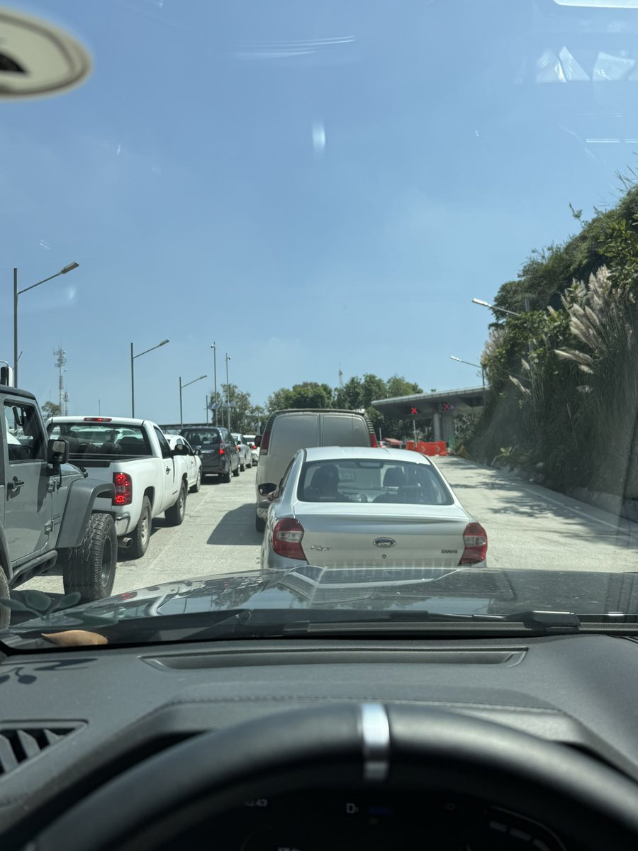 carlitosguin's tweet photo. Una hora en la caseta de zona esmeralda porque solo hay pago en efectivo y 1 caseta. Es impensable cuando se supone que estamos pagando un servicio de cuota que te daría agilidad móvil @CAPUFE https://t.co/AnLpbRRruG