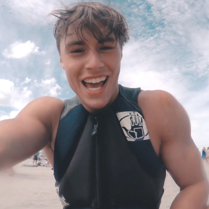 Just having a fun time down at the beach! Little break from my prep!

Let's go!