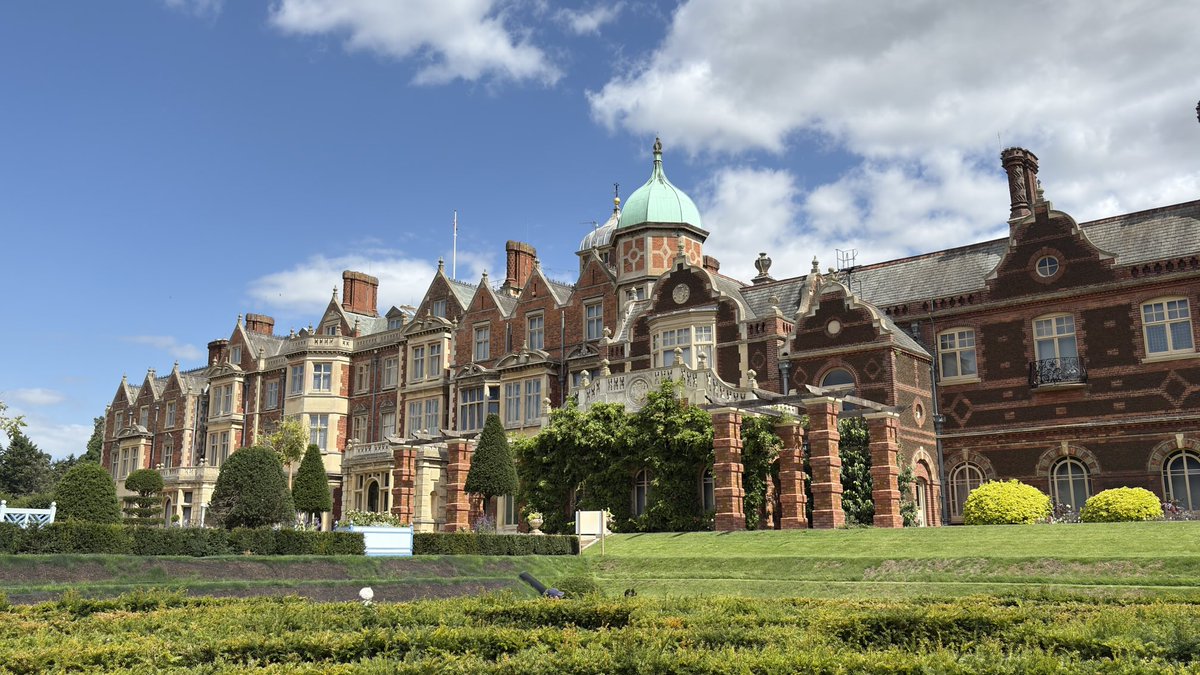 Martin223's tweet image. Just visited this amazing place.
SANDRINGHAM 🇬🇧☀️
Thank you for the amazing experience and great hospitality there.
Everything inside and outside was unforgettable 🇬🇧☀️
#Sandringham #SandringhamEstate #SandringhamHouse ⁦@RoyalFamily⁩
