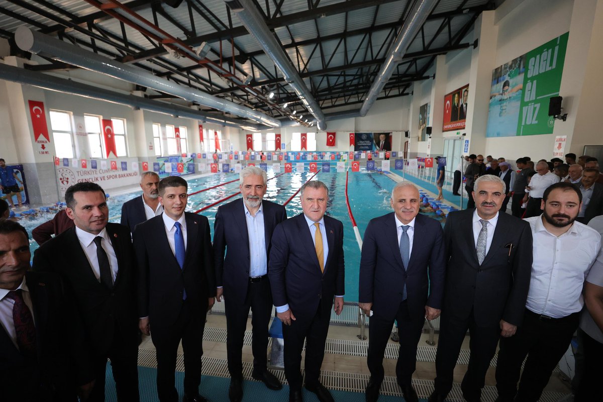 Gençlik ve Spor Bakanımız Osman Aşkın Bak, Çınar ilçemizde hizmete açılan yarı olimpik yüzme havuzu ve Gençlik Merkezimizin açılış törenine katıldı.