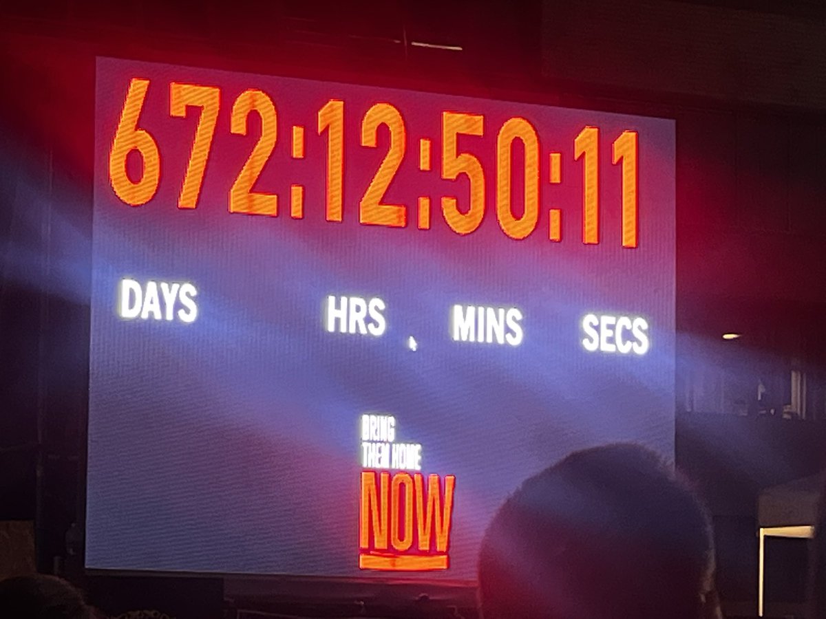 Lamentablemente, los secuestrados todavía no estén en casa. Así que estoy en la Plaza de los Secuestrados, esperándolos