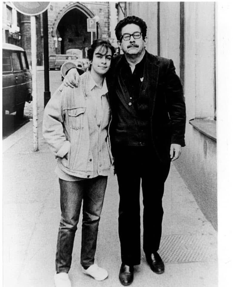 "escribí:- Te quiero Yira,
sin ti no puedo vivir,
me haces falta muchacha.-
Y fui hasta la novena cuadra,
hasta la undécima semana
agotando el spray
escribiendo
tu hipotético nombre
como si presintiera que la noche
iba a borrarlo"

Manuel Cepeda Vargas 🔥