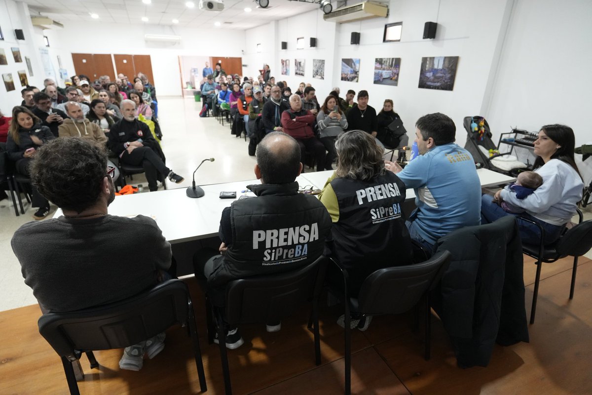 🖐 Un centenar de afiliados y afiliadas de más de 20 medios participaron en la Asamblea General que dió inicio al proceso electoral en el que votaremos nuevo mandato de Comisión Directiva el 12/11.

💪Por más organización y más acción.
📣 ¡Acá estamos, alla vamos!
#SiPreBA10Años