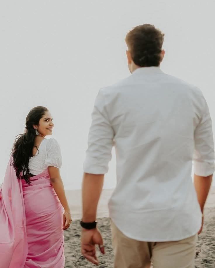 வறுமையில் கணவனை நேசிக்கின்ற மனைவியும்,

முதுமையில் மனைவியை நேசிக்கின்ற கணவனும்...!

இந்த உலகில் 
தலைசிறந்த தம்பதியர்......!!!

❤️❤️❤️