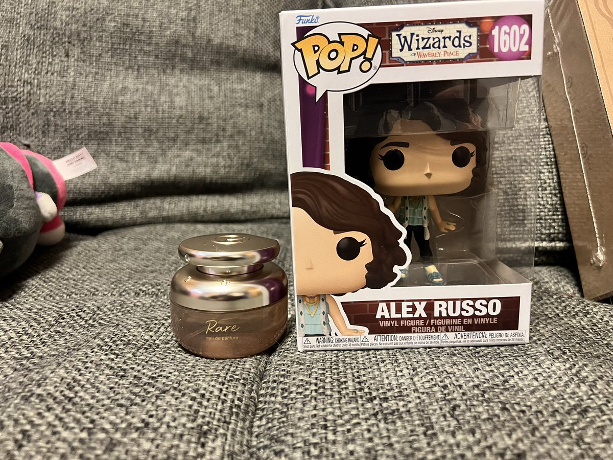 My partner got me Funko pop of wizard of waverly place and <a href="/selenagomez/">Selena Gomez</a> <a href="/rarebeauty/">Rare Beauty</a> perfume 🩵#RareBeauty