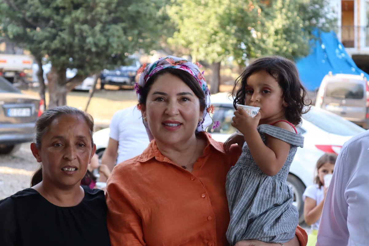 Aladağ Meydan Yaylası Karaküre mevkiinde, bölgemizin birbirinden hamarat kadınları ve hemşehrilerimizle bir araya geldik.

Hem memleket meselelerini hem de yayla yaşamının güzelliklerini konuştuk; birlikte gülüp, birlikte dertleştik. Kadınlarımızın üretkenliği, misafirperverliği