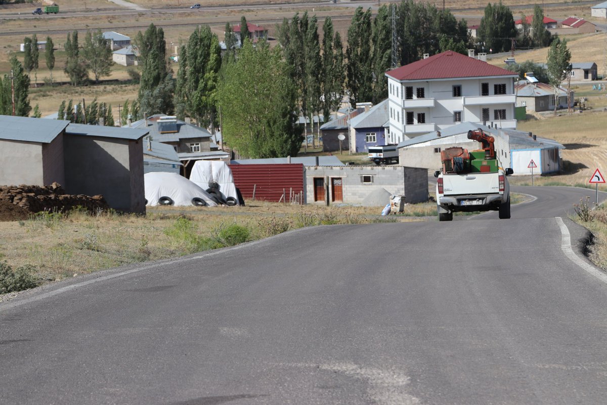 📌Özalp’ta Yazlık İlaçlama Seferberliği Başladı

📍Özalp Belediyesi olarak, yaz aylarında artış gösteren sinek, larva ve diğer zararlılara karşı ilaçlama çalışmalarımızı titizlikle sürdürüyoruz. 
 
😷Ekiplerimiz 2 gün süren çalışmada köy köy, mahalle mahalle gezerek ilçe merkezi