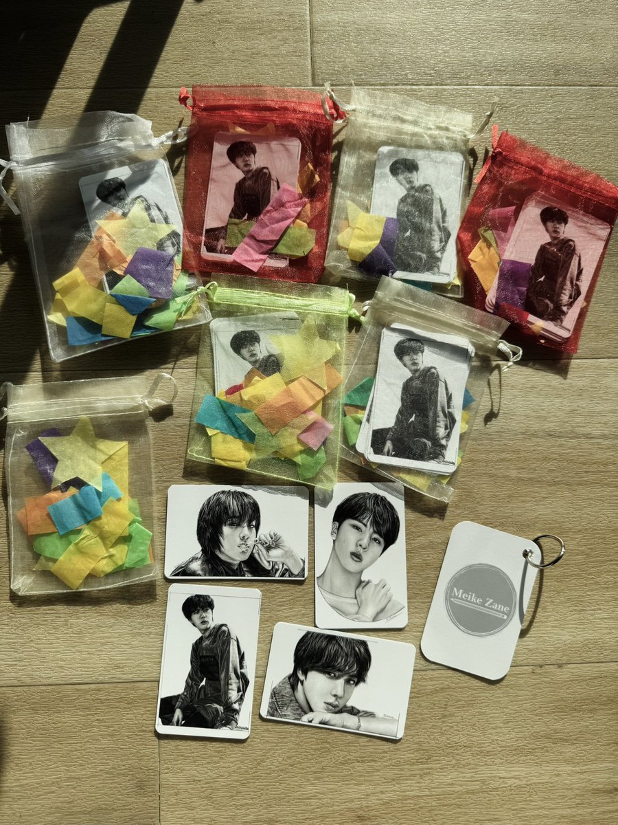 🐟 Giveaway - RunSeokjin London - confetti &amp; freebies 🐟 

As I have a lot of confetti from day 2 (and stars from day 1), I’m doing a giveaway for 7 little bags of confetti &amp; mini art prints.

To enter: like &amp; RT

Open worldwide
Closes Monday 11th Aug 8pm UK time