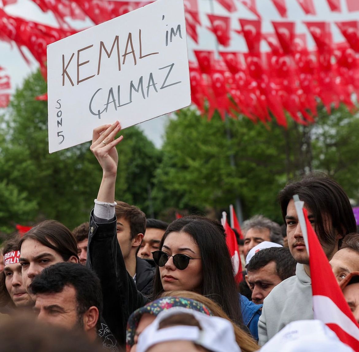 ÇALMADI, ÇALDIRMADI!
Kemal Kılıçdaroğlu, makamı halkın hakkını korumak, adaleti savunmak ve temiz kalmak için kullandı.

13 YIL BOYUNCA ÇALANLARA HESAP SORDU

Çünkü ne o çaldı, ne de çaldırdı.

CHP’ye 13 yıl boyunca en ufak bir leke gelmesin diye
çok ciddi mücadeleler verdi,