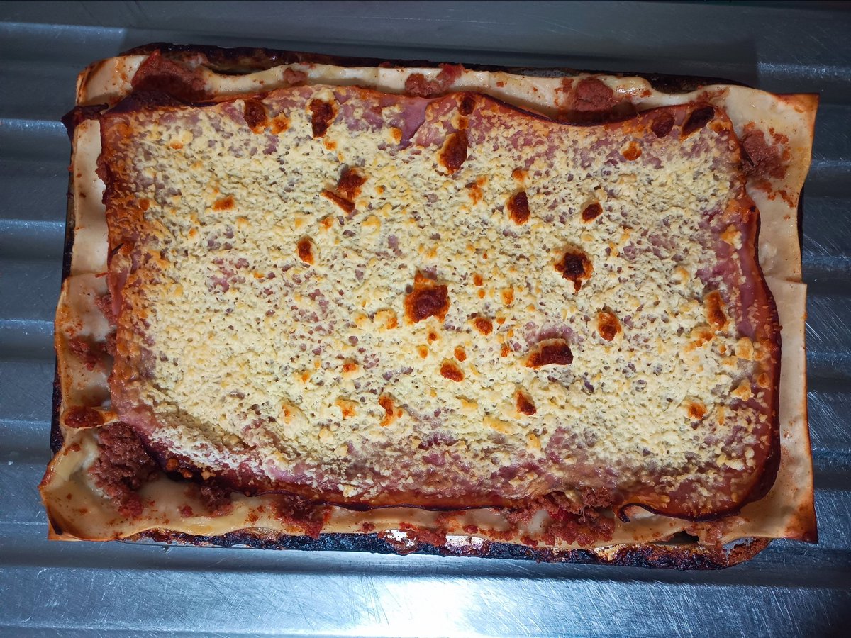 Buenas tardes. María almorzando un rico pasticho 😋.
Después que aprendí a hacerlo, ahora le provoca más a ella, entonces hay que complacerla.
Buen provecho María. 😃
#Ayuda
#CasoSocial