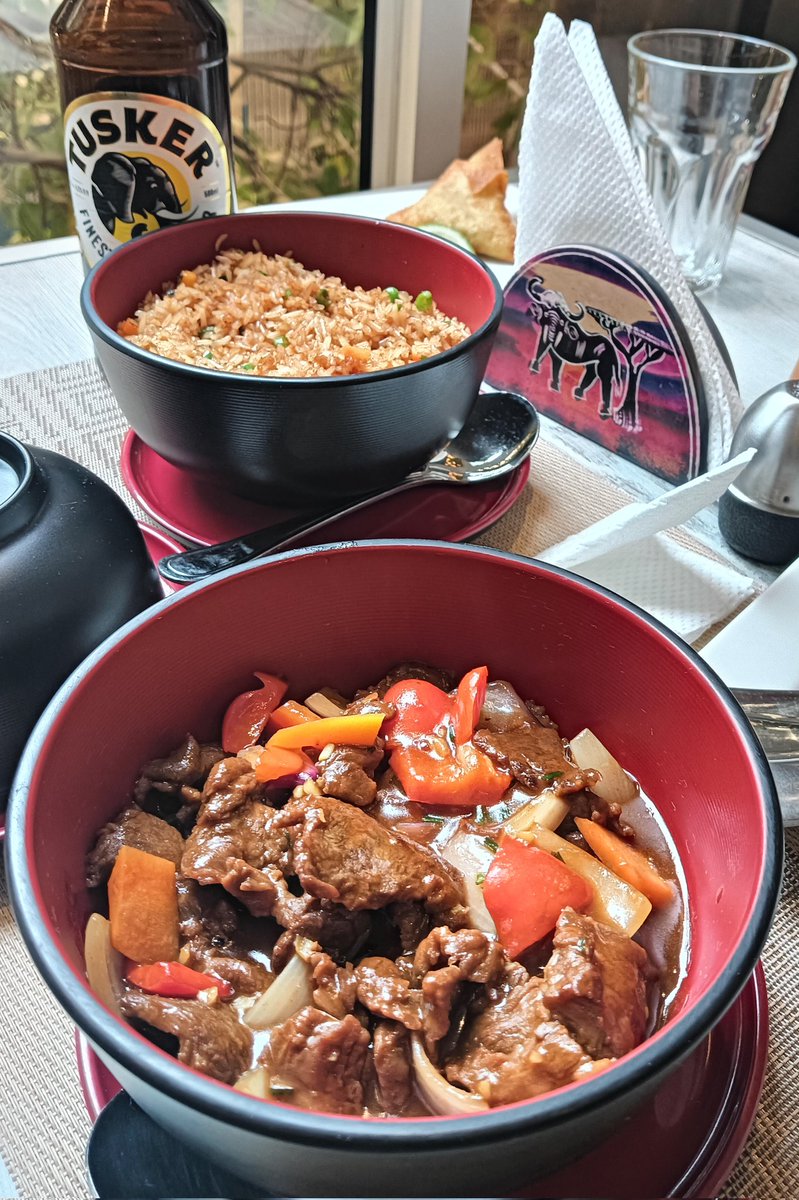 exitworker's tweet image. ナイロビでは郷土料理のビーフシチュー「カランガ」をよく食った。野菜を煮込んだスープに肉がたっぷり。ライスと付け合わせのケールなどと食す。500円くらいで腹いっぱいになるんで財布にもやさしい。#アフリカ縦断　#ケニア