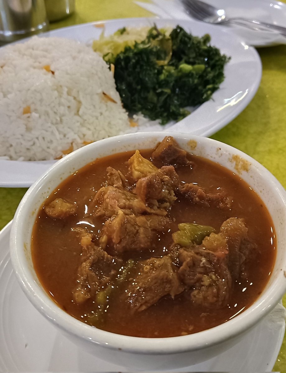 exitworker's tweet image. ナイロビでは郷土料理のビーフシチュー「カランガ」をよく食った。野菜を煮込んだスープに肉がたっぷり。ライスと付け合わせのケールなどと食す。500円くらいで腹いっぱいになるんで財布にもやさしい。#アフリカ縦断　#ケニア