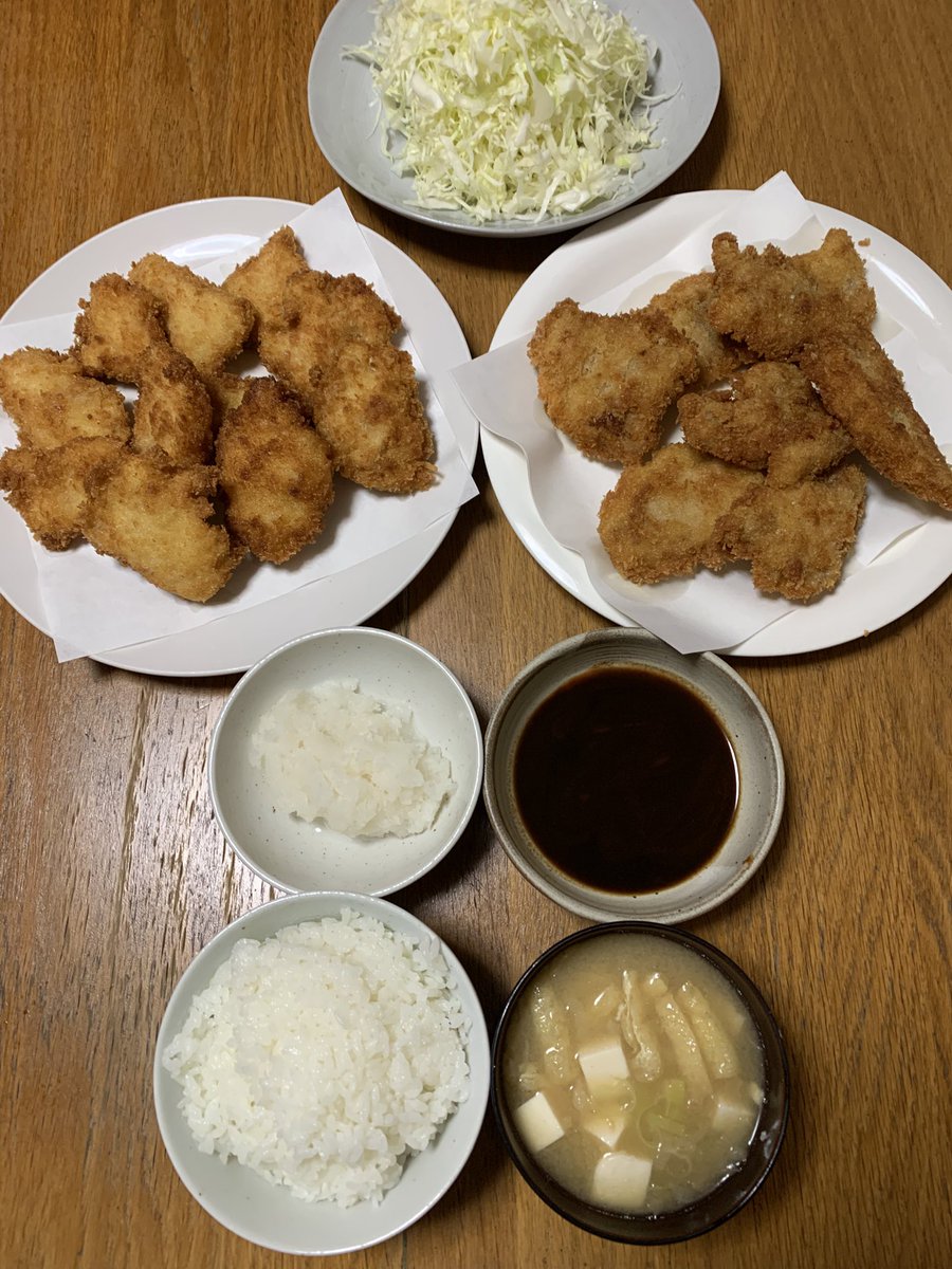 トンカツ、チキンカツ、キャベツ、味噌汁とごはんです。
こんな暑い日はさっぱり大根おろしとポン酢でも行きます。
ソースとの二刀流です。
やはりチキンカツの方が好きやな。
今日もお腹いっぱいです。

#吉本新喜劇座員総選挙2025
shinkigeki.yoshimoto.co.jp/static/sousenk…