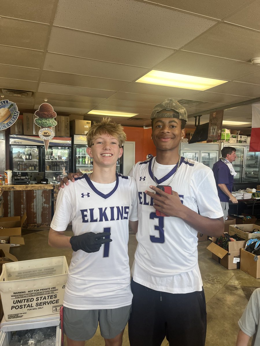 Luke and Ki’Onte supporting the Basketball Program at the Elkins Back to School Bash. We would like to thank all the sponsors for putting on a Great Event.
#ELKPRIDE