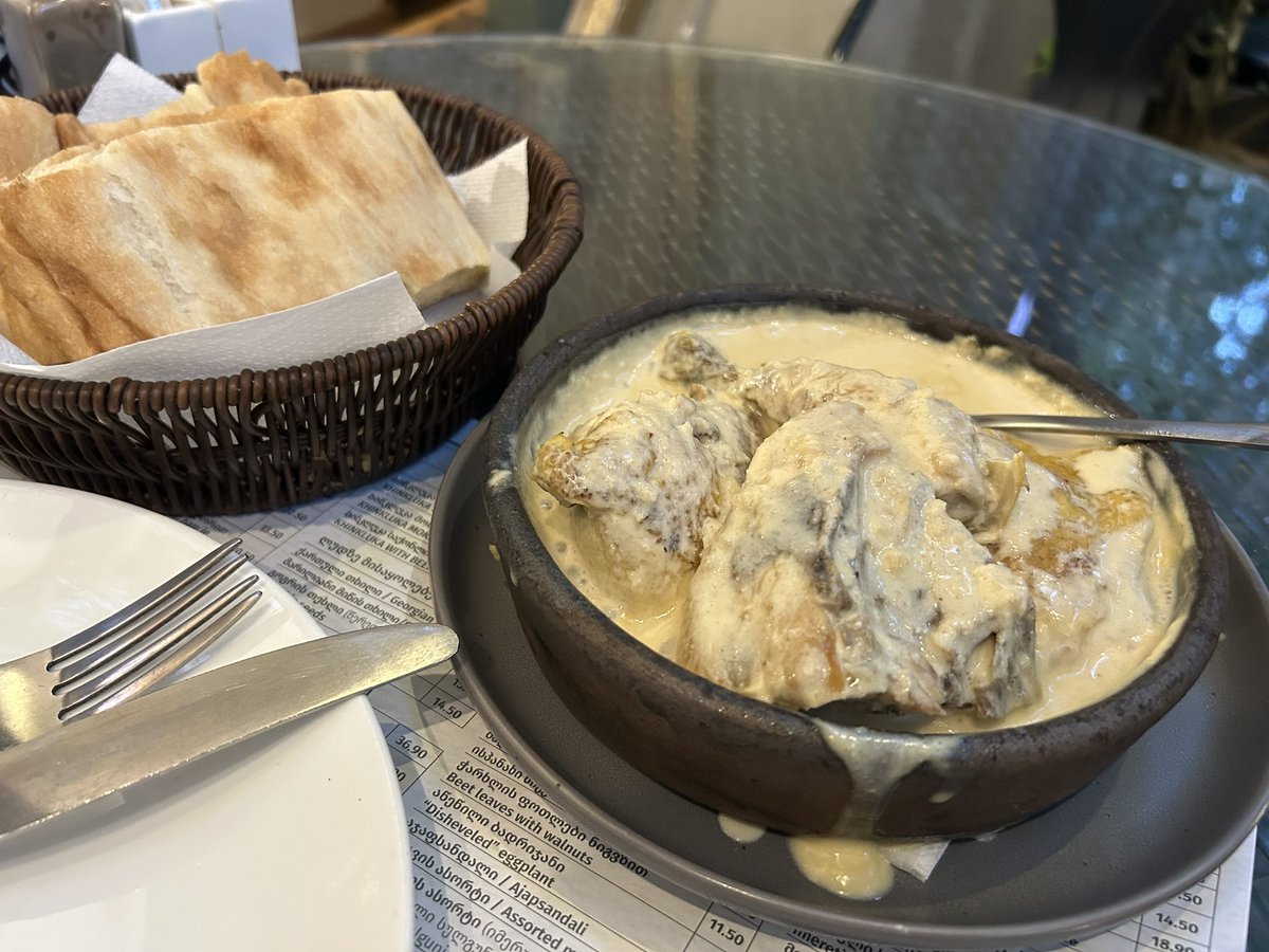 松屋で発売されて以来ずっと気になっていたシュクメルリというものを初めて食べたよ。
チーズとにんにくの暴力がえぐい。
パンをソースにつけて食べたらビールでは到底対抗できない塩気でこれはワイン不可避。