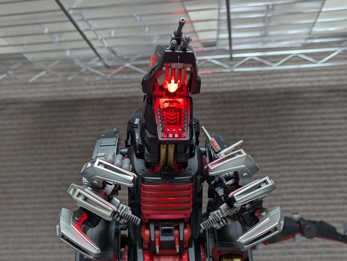 AZデスザウラー、全塗装 完成です。

メタリック塗装で重厚感を増したのが少しでも伝われば幸いです✨