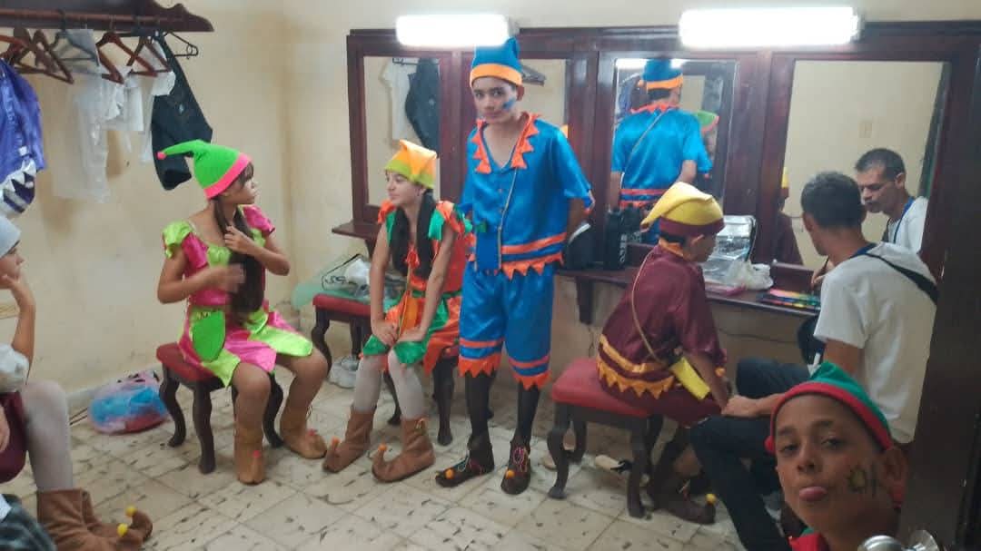 Exelentes presentaciones de artistas #cienfuegueros en el Festival Regional de Artistas Aficionados en #SanctiSpiritus 
Presentación de $Duendesillos Traviesos"
#CubaEsCultura 
#CulturaCienfuegos
#Azurina