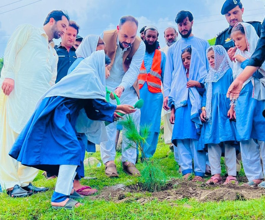 BeterPak's tweet photo. ننھے ہاتھ، بڑا عزم
الائی، بٹگرام میں اسکول کی بچیوں کی شجرکاری مہم میں شمولیت ، سرسبز و شاداب پاکستان کی بنیاد
آئیں! اس شجرکاری مہم میں اپنے ماں، بہن، بیٹی یا بیوی کے نام ایک پودا لگائیں اور سرسبز پاکستان میں اپنا حصہ ڈالیں
#GreenKP
#MonSoonPlantation
#KPForests https://t.co/opzxS1vXwz