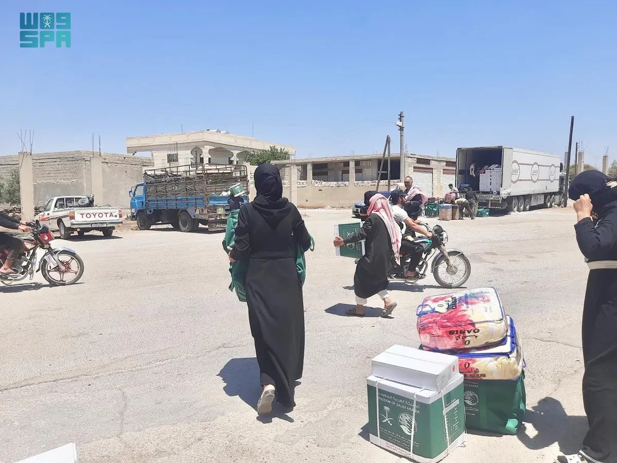 SaudiNews50's tweet photo. دعمًا للأشقاء السوريين ..

مركز الملك سلمان للإغاثة يوزع مساعدات متنوعة للنازحين في درعا.

- https://t.co/YaXEFCTlC4