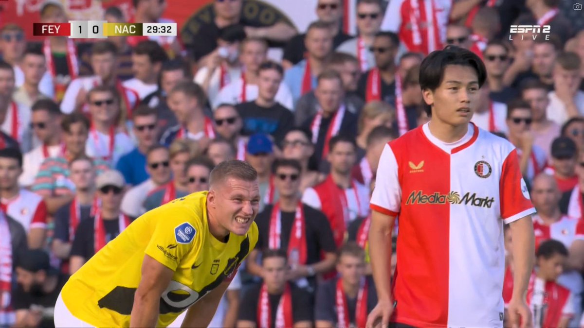 Een opvallend moment in de wedstrijd tussen Feyenoord en NAC Breda. Boy Kemper van NAC was plots woest op Ayase Ueda, die ogenschijnlijk onbedoeld op zijn tenen ging staan. fcupdate.nl/voetbalnieuws/…

#feynac