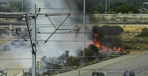 SLCScanner's tweet image. #Murray #BrushFire 300 W I-215 S. Crews are on scene of a brush fire on I-215. Heavy smoke and flames visible. The area burning is contained and no structures are threatened.