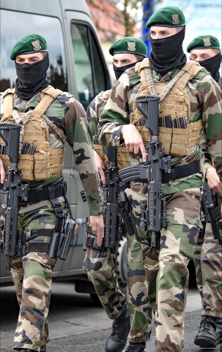 Les jeunes nouveaux brevetés
Commandos Marine.

Les Commandos marine font vivre leur héritage en s'engageant, jusqu'au sacrifice suprême pour la patrie.

En liant leur destin avec celui de la France pour protéger leurs compatriotes.