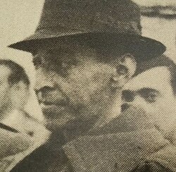 Este es José Valdés Guzmán, que puso en marcha una brutal represión en la Granada de 1936 con centenares de muertos, entre ellos Lorca. Su tumba no tiene su nombre inscrito, como si fuera mejor pasar desapercibido en la fila 00 del Patio de Santiago del Cementerio de Granada.