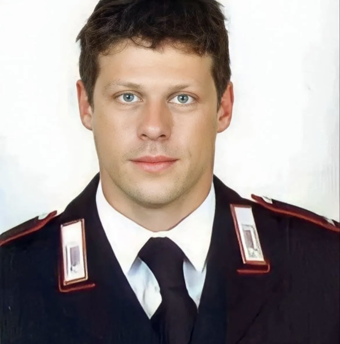 SaP011's tweet photo. Maresciallo Capo dei Carabinieri,l effettivo al R.O.S. Filippo Salvi: PRESENTE 🇮🇹

Soprannominato “Ram” perché considerato uno specialista dell'informatica, la lotta alla mafia era la sua ragione di vita.
Stava svolgendo una rischiosa operazione per catturare Matteo Messina Denaro. 

Era il 12 luglio 2007, Monte Catalfano, Filippo si trovava su un pericoloso pendio, doveva piazzare una telecamera di sorveglianza fondamentale per le indagini.

Nonostante l’alto rischio, senza alcuna paura si avventurò sul pendio, ma all’improvviso il terreno cedette e Filippo precipitò. Morì così, a 36 anni, lottando per la giustizia.
A lui verrà dedicata la cattura del vigliacco. 

I commilitoni gli dedicarono una lettera che racconta come questo ragazzo venuto dal nord Italia si sentisse a casa in Sicilia: “Era il 'polentone' più 'terrone' che abbiamo conosciuto. E vero, lui era più siciliano di noi, amava la nostra terra forse più di noi…”. 

Onore.