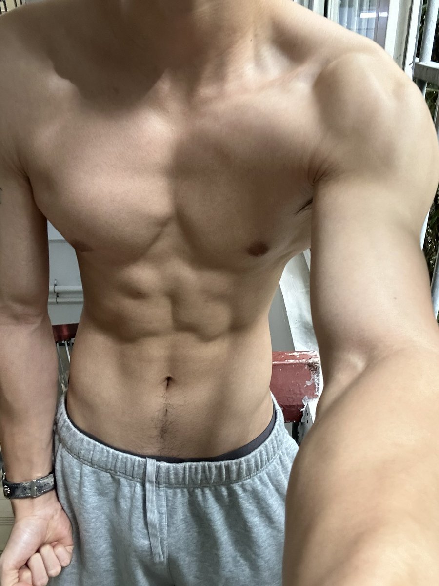 饿的时候不挑食 #男大 #腹肌 #男菩萨