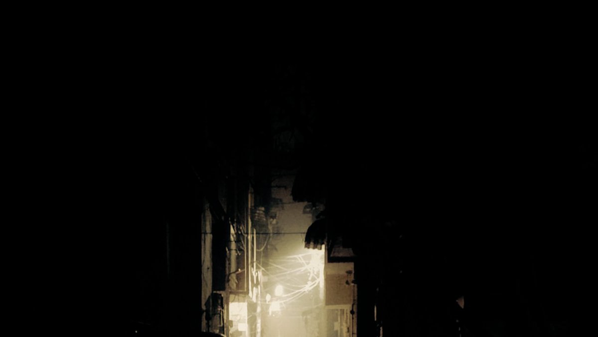 धूमिल रोशनी में झिलमिलाती दीवारें..