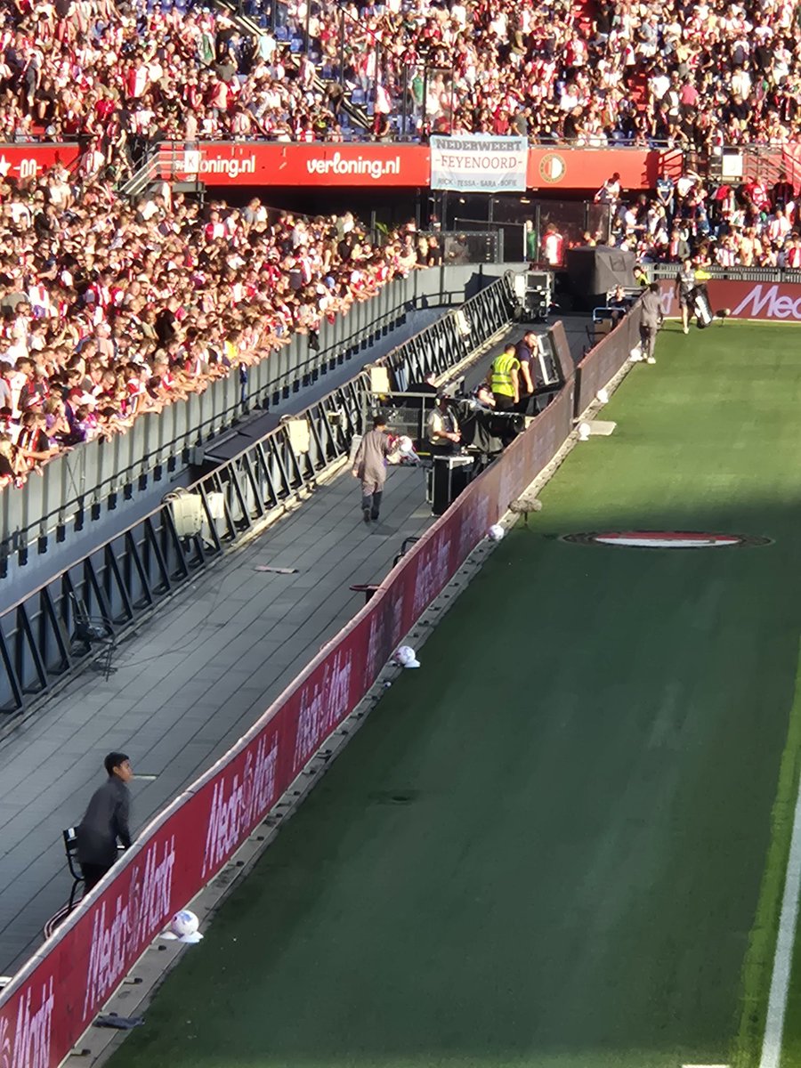 FR12Patrick's tweet photo. Dat zelf een bal oppakken van de spelers kost nu al gigantisch veel tijd. Laat staan als clubs het ook nog gaan misbruiken om tijd te rekken. 

Stop deze waanzin @KNVB. Thuisvoordeel hoort nu eenmaal bij het spel. https://t.co/Cs4DNaUF2U