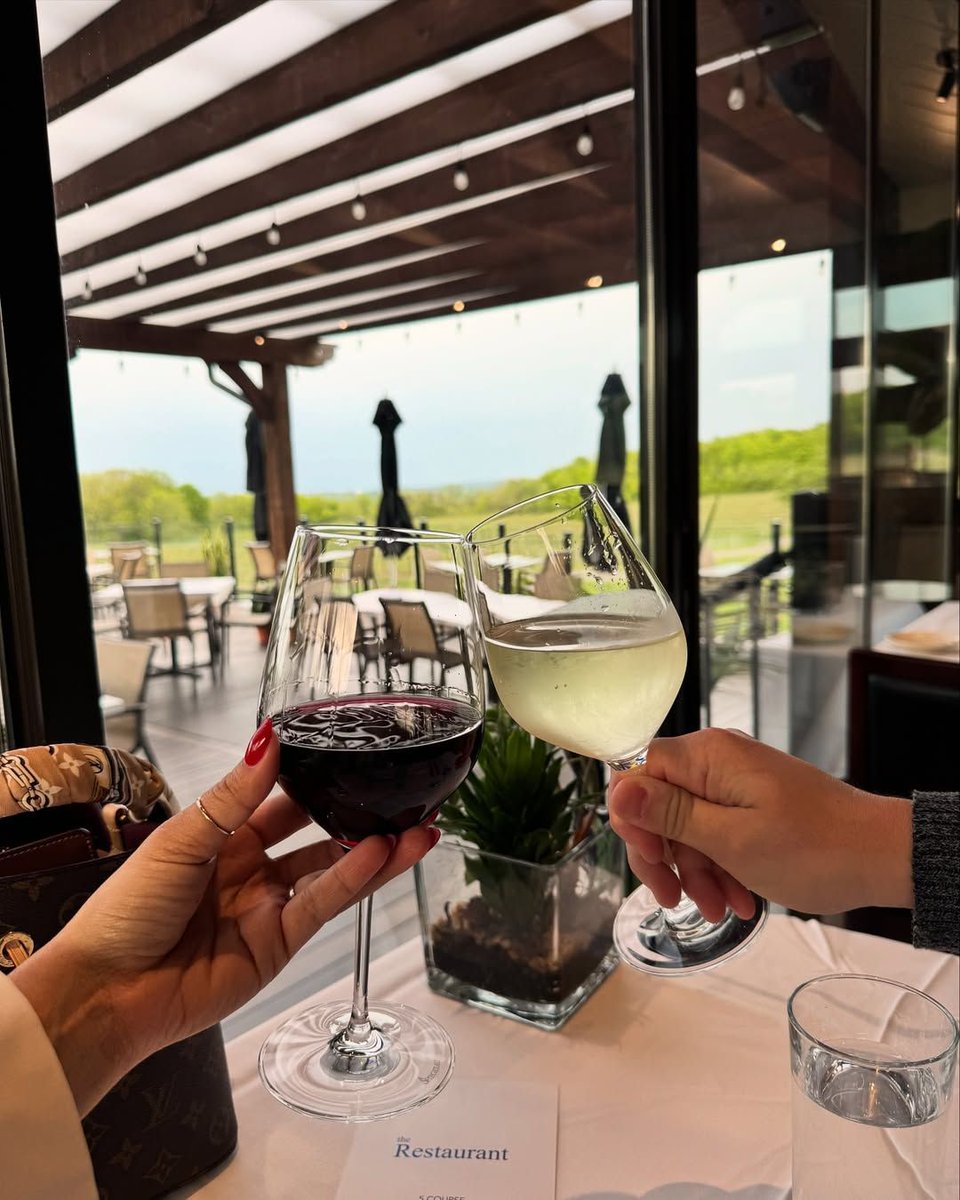 Cheers to another beautiful summer weekend in the benchlands. 🥂🍃

📸: claudiamf.93 (IG)