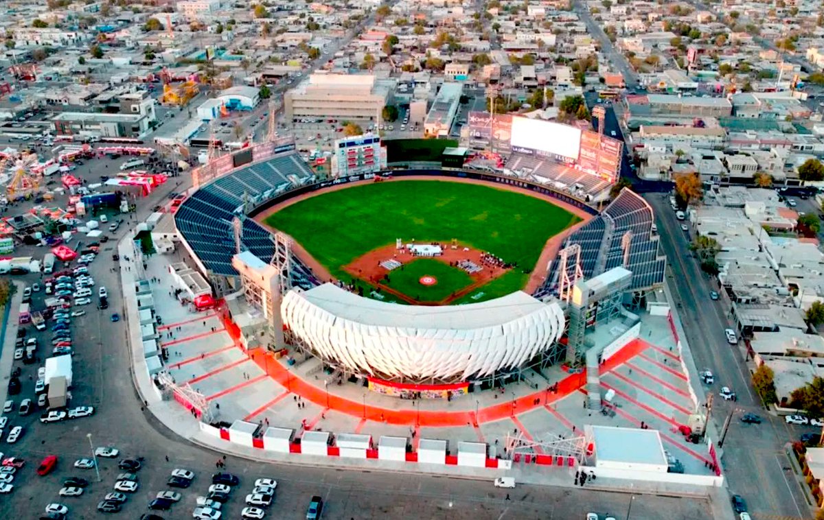 ESTE ES EL ESTADIO de Mexicali.
Casa de <a href="/AguilasDeMxli/">Águilas de Mexicali</a> 
Recientemente remodelado para la Serie del Caribe.
Fue convertido sin duda en uno de los mejores estadios de beisbol en México.
Para 20 mil espectadores.