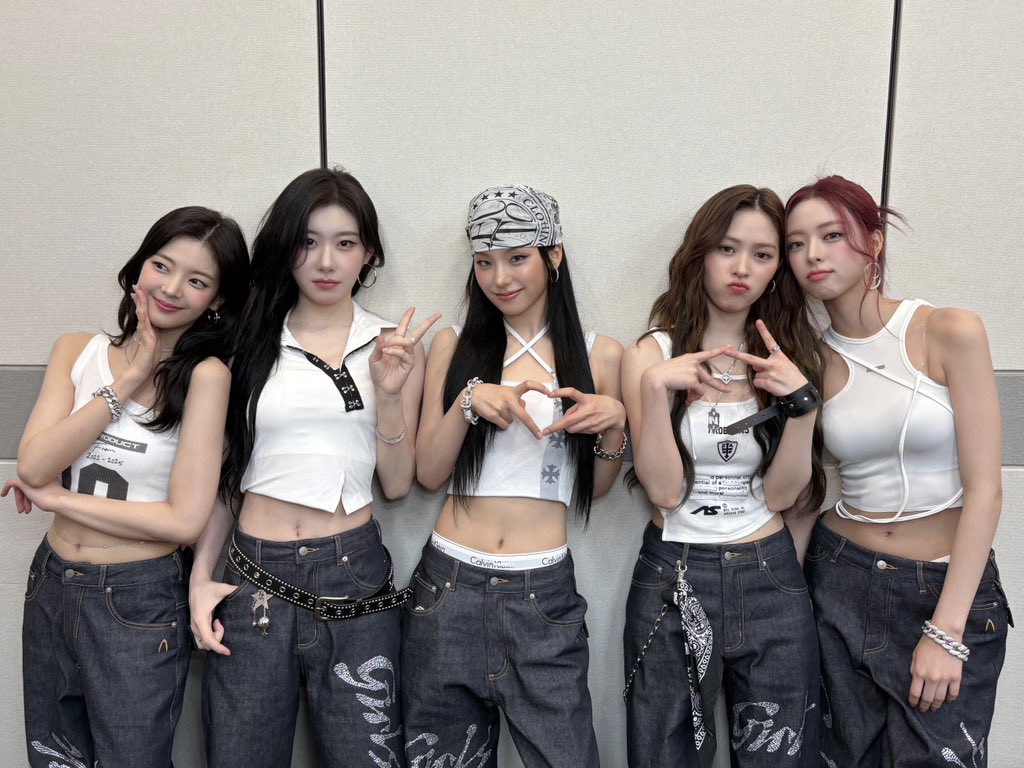 ITZY stuns in newly shared group photo.