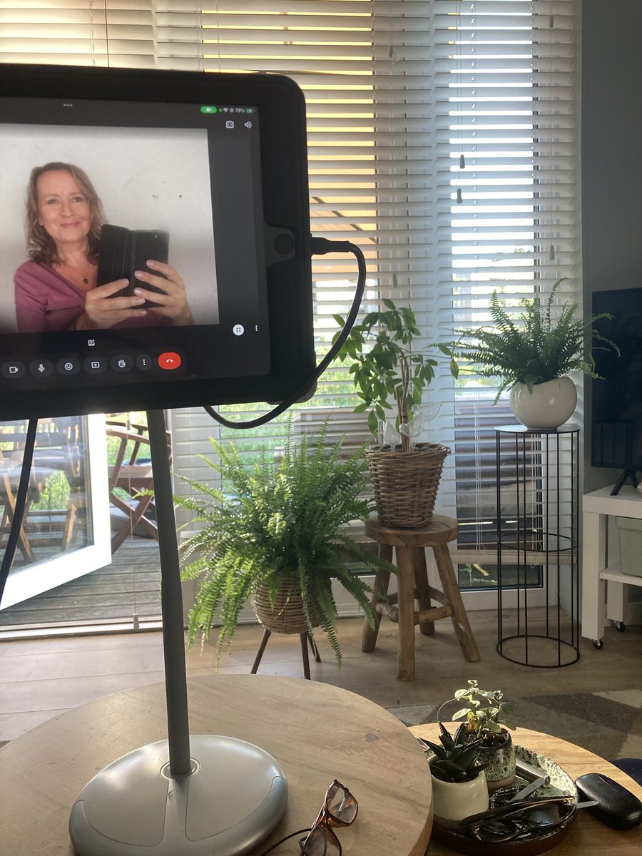 suusonline's tweet image. Hoezo achter een saaie laptop in een duffe werkkamer gaan zitten? Online meetings doe ik there where the magic happens. #GoogleMeet