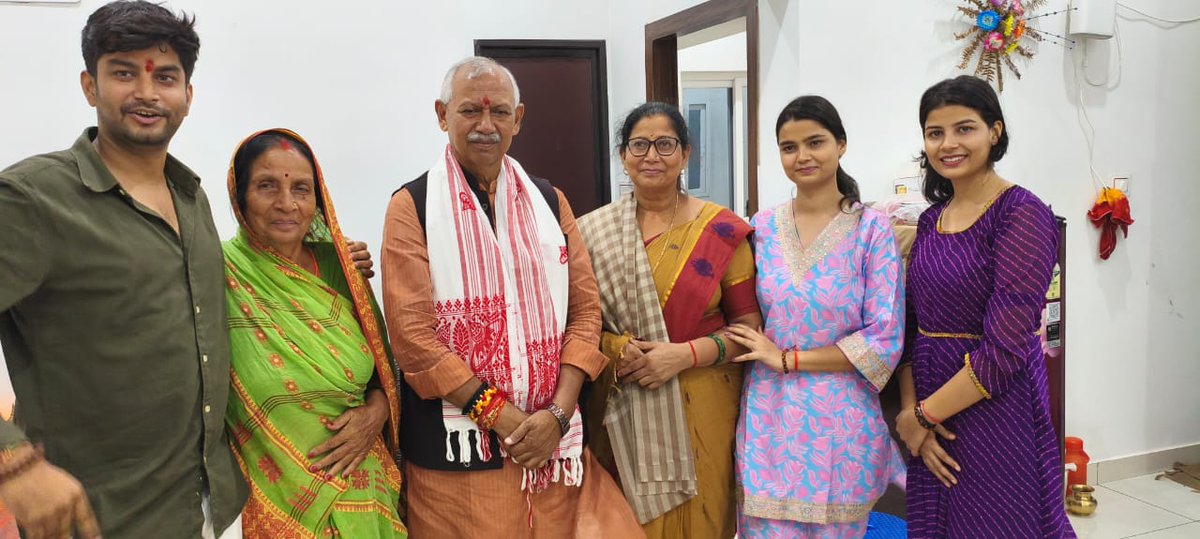 परिवार के साथ बिताए ये पल जीवन की अमूल्य धरोहर हैं, जो हमें रिश्तों की गरिमा और भावनात्मक जुड़ाव की गहराई का एहसास कराते हैं।

आज महाराजगंज संसदीय क्षेत्र के मांझी विधानसभा अंतर्गत जलालपुर प्रखंड के काहीं गांव में अपनी भगिनी के आवास पर जाना हुआ।