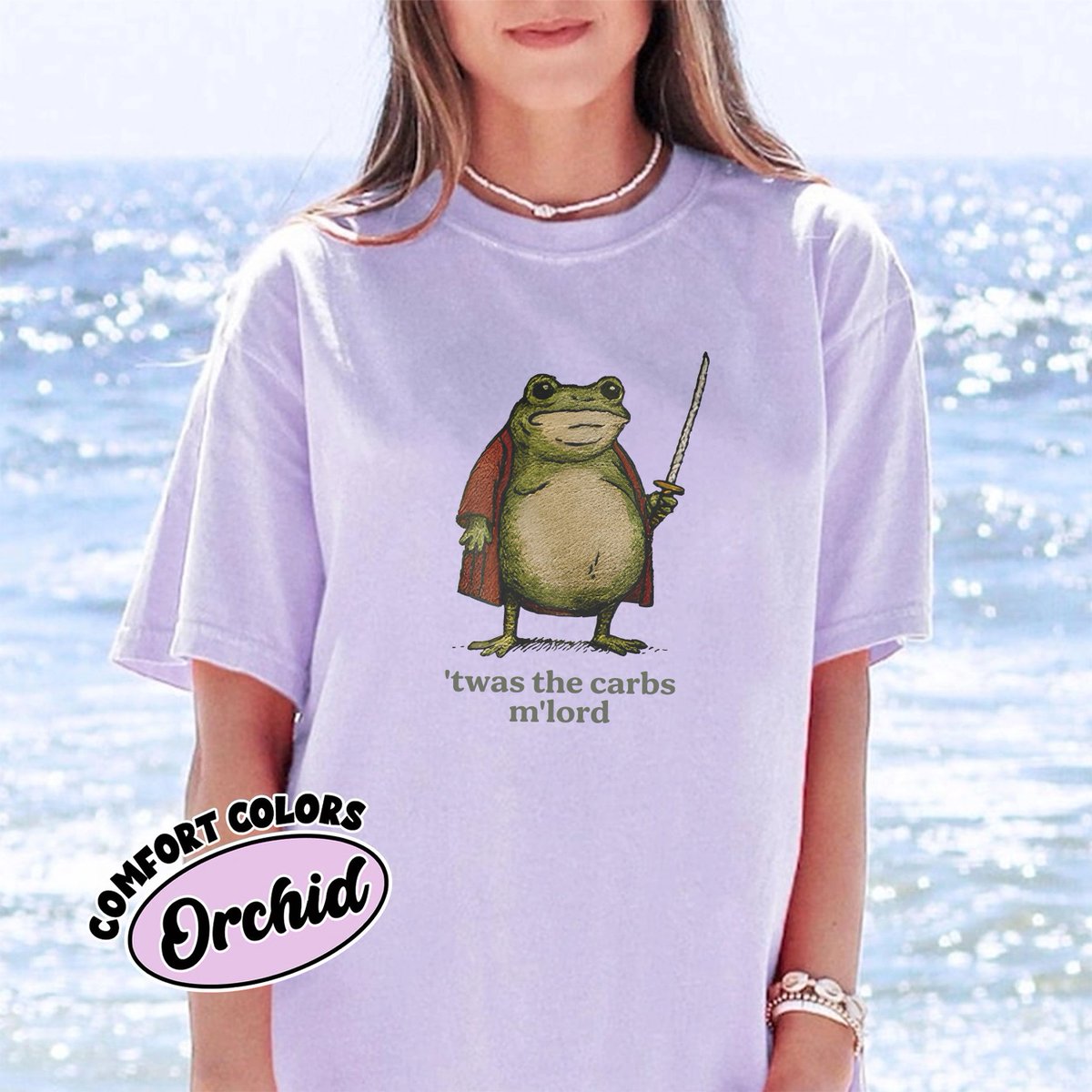 NatTheisse27903's tweet image. Twas the Carbs M’Lord Shirt
Forsooth, the bread was too tempting 🐸🍞
Funny medieval frog meme meets vintage vibes.
🛒 S–5XL – Feast thine eyes and cart.
#MedievalMeme #FrogHumor #TwasTheCarbs etsy.me/3JdOuQR via @Etsy