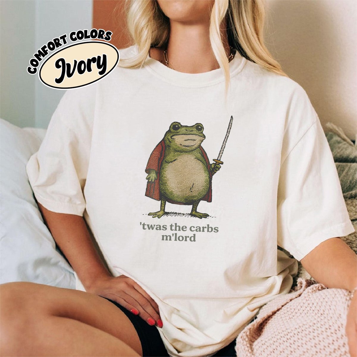 NatTheisse27903's tweet image. Twas the Carbs M’Lord Shirt
Forsooth, the bread was too tempting 🐸🍞
Funny medieval frog meme meets vintage vibes.
🛒 S–5XL – Feast thine eyes and cart.
#MedievalMeme #FrogHumor #TwasTheCarbs etsy.me/3JdOuQR via @Etsy