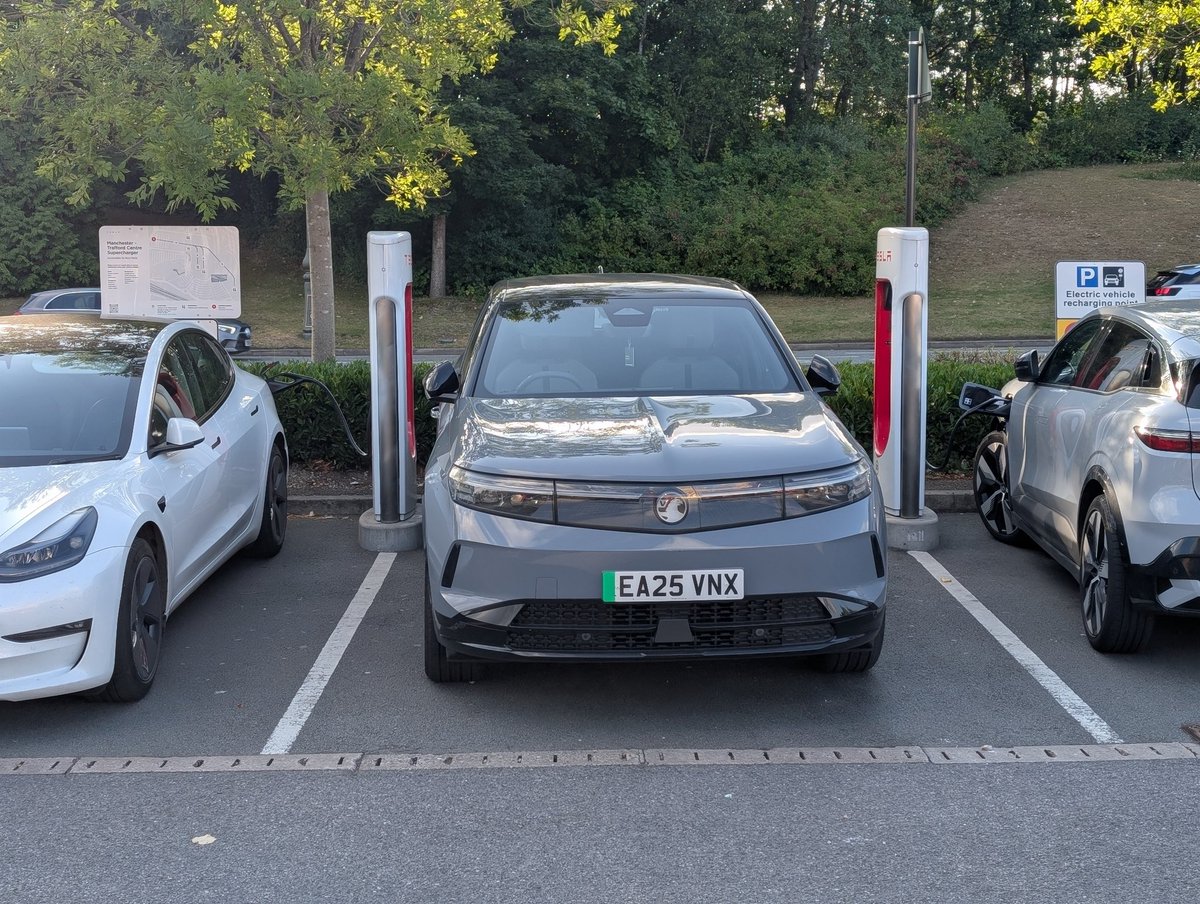 teslamancs's tweet photo. #TraffordCentre #Supercharger to find all 18 bays full again, no thanks in part to these two cars just parked up in the bays. https://t.co/ZqGzHeH0jq